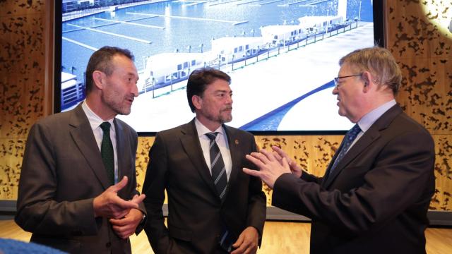 Los alcalde de Elche y Alicante, Carlos González y Luis Barcala, con el presidente de la Generalitat, Ximo Puig, en Madrid este martes.
