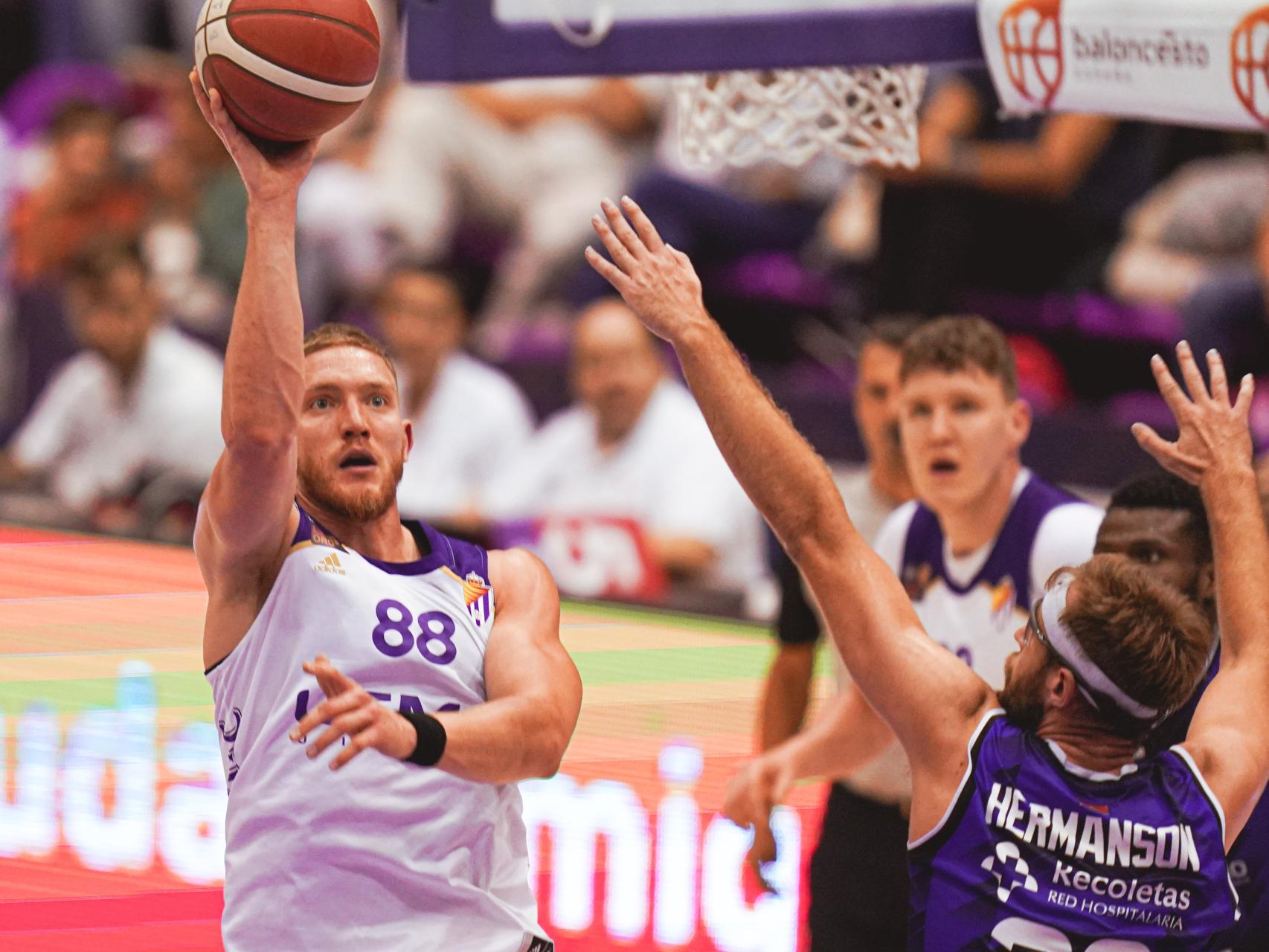 Dominic Gilbert en una acción frente al Burgos