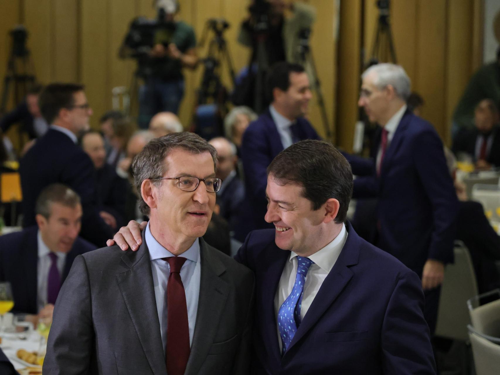 El presidente de la Junta, Alfonso Fernández Mañueco, y el líder del PP, Alberto Núñez Feijóo, este martes en Madrid.