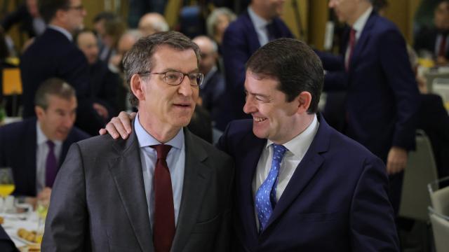 El presidente de la Junta, Alfonso Fernández Mañueco, y el líder del PP, Alberto Núñez Feijóo, en Madrid.