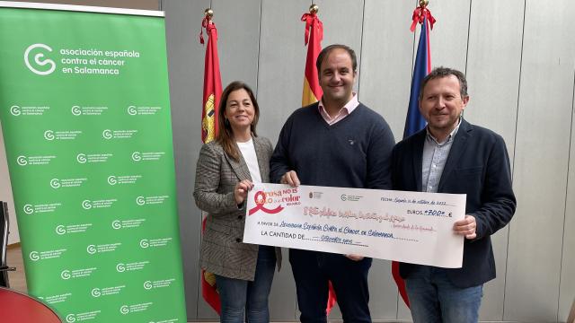 Entrega en Guijuelo de la recaudación solidaria a la AECC