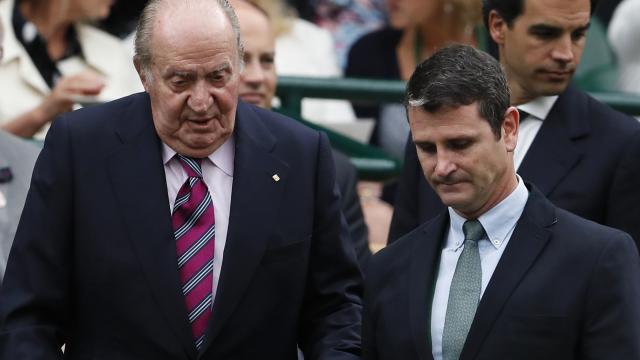 El rey emérito Juan Carlos y su jefe de seguridad, Vicente García-Mochales, en Wimbledon 2017.