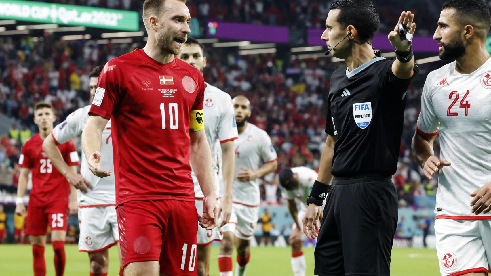 Christian Eriksen protesta una decisión arbitral