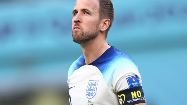 Harry Kane, capitán de la selección de Inglaterra, con el brazalete de la FIFA 'No Discriminación'