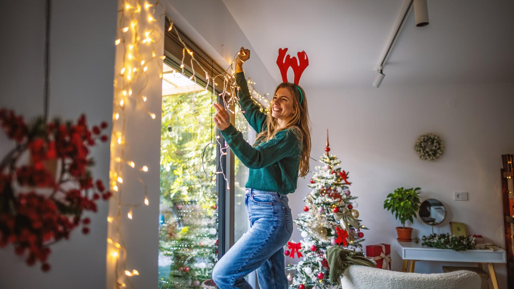 Una mujer decorando su casa.