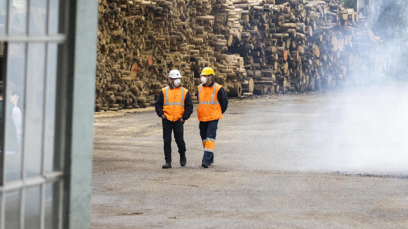 Dos vigilantes caminan por la antigua fábrica de Pontesa.