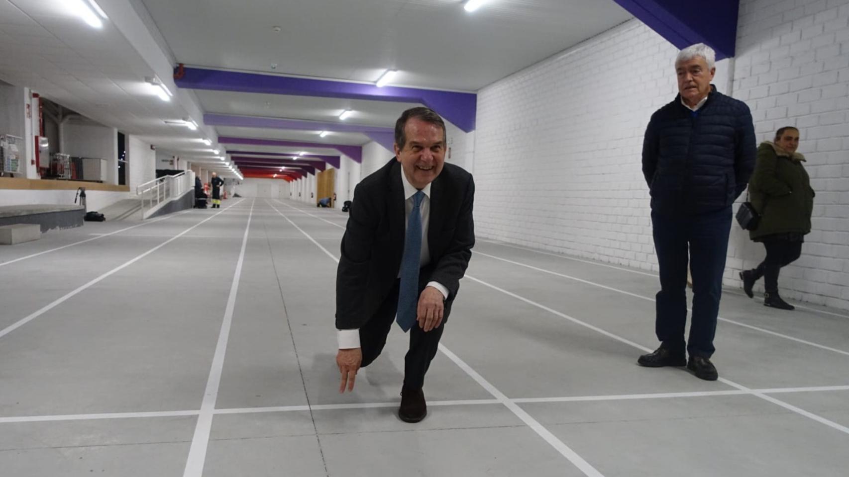 Abel Caballero visita el módulo cubierto de Balaídos.