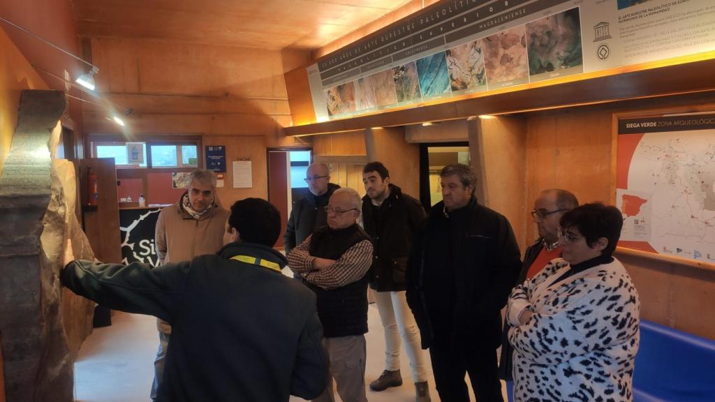 El consejero de Cultura, Gonzalo Santonja, visita el aula de Siega Verde