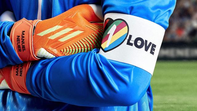 Manuel Neuer, capitán de Alemania, con el brazalete One Love