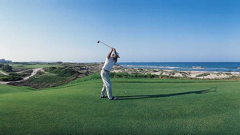 Un golfista en el campo de El Saler, en imagen de archivo.