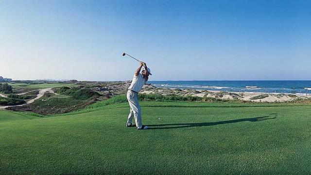 Un golfista en el campo de El Saler, en imagen de archivo.