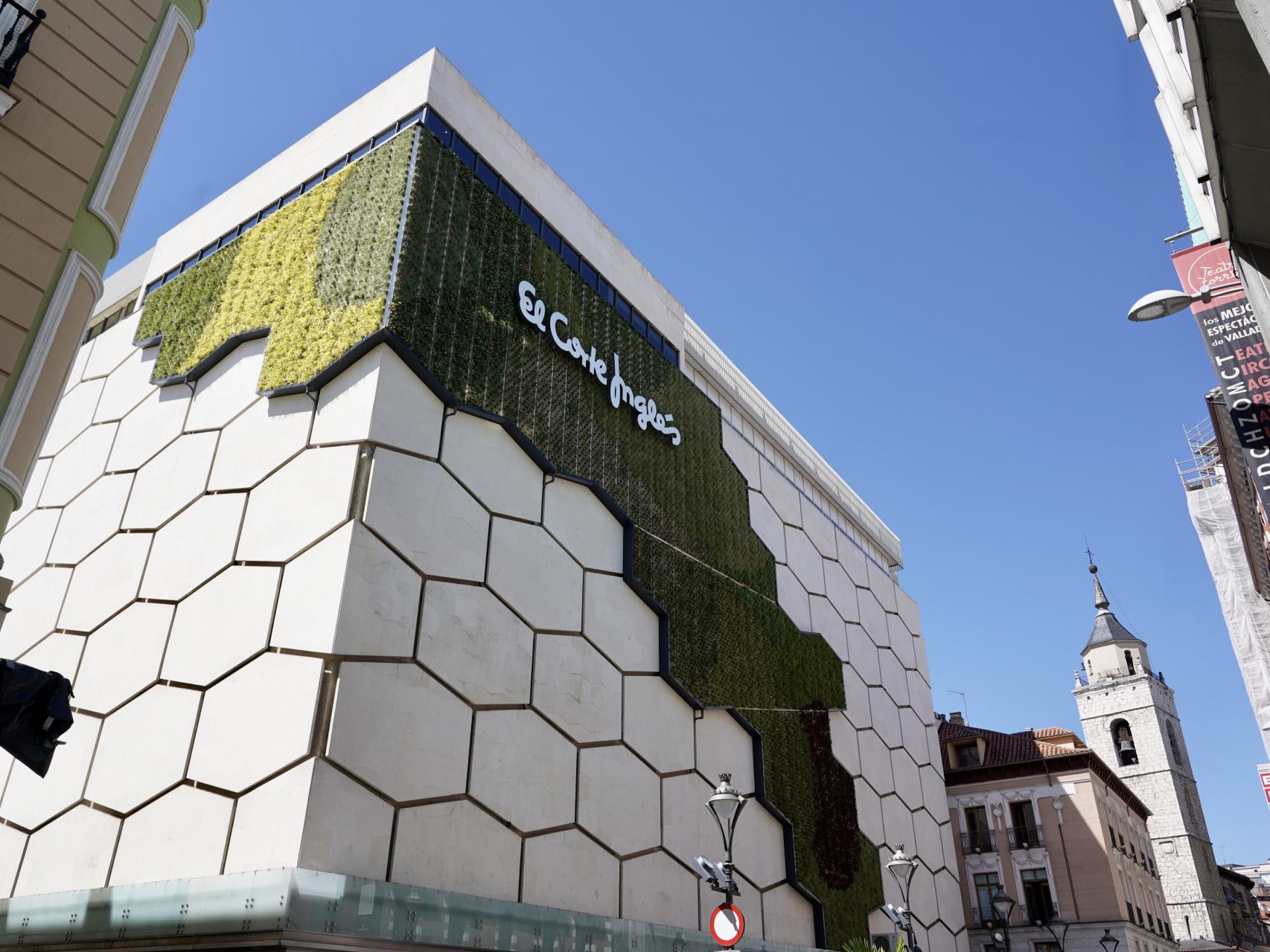 Centro comercial de El Corte Inglés en la calle Constitución de Valladolid que pasará a manos de una inmobiliaria