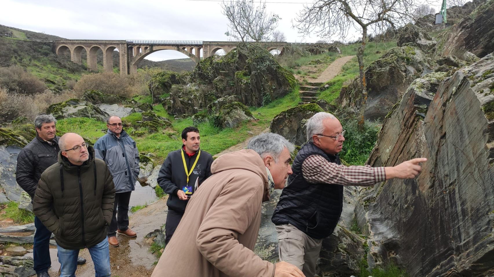 El consejero de Cultura y Turismo, Gonzalo Santonja, visita Siega Verde