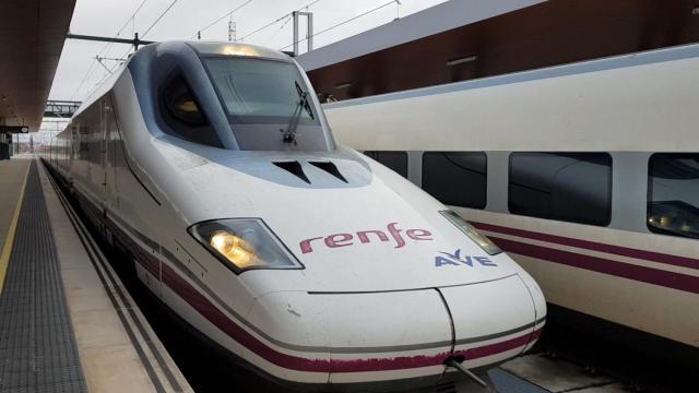 El tren AVE a su paso por Zamora