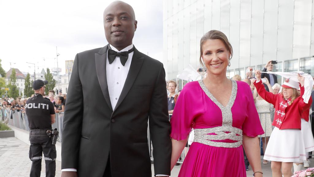 Marta Luisa de Noruega y el chamán Durek Verrett en el cumpleaños de la princesa Ingrid Alexandra.