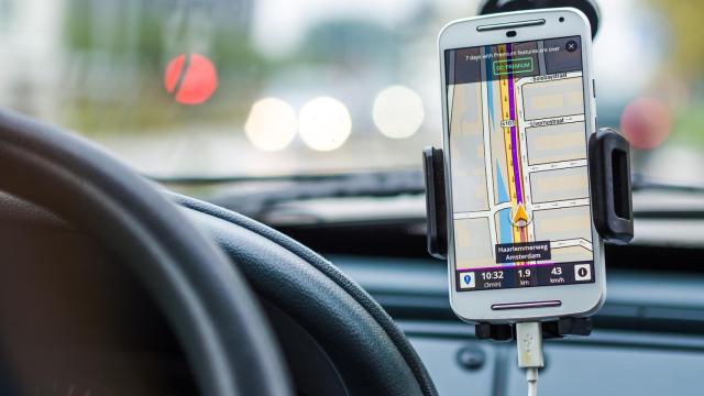 ¿Sabías que es malo cargar el móvil en el coche?