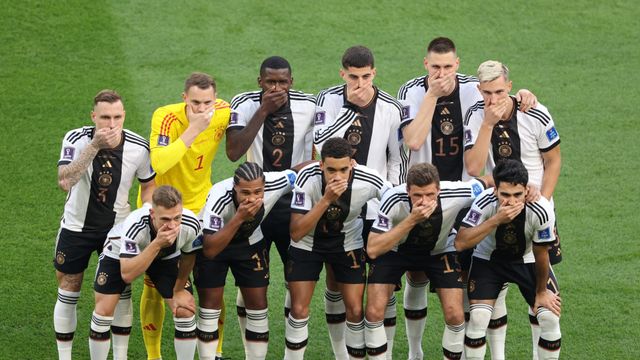Los jugadores de Alemania posan tapándose la boca antes del inicio del partido frente a Japón