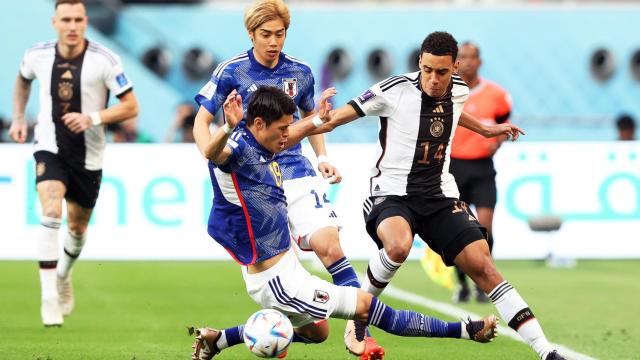 Sikai presiona una jugada de Alemania en la banda