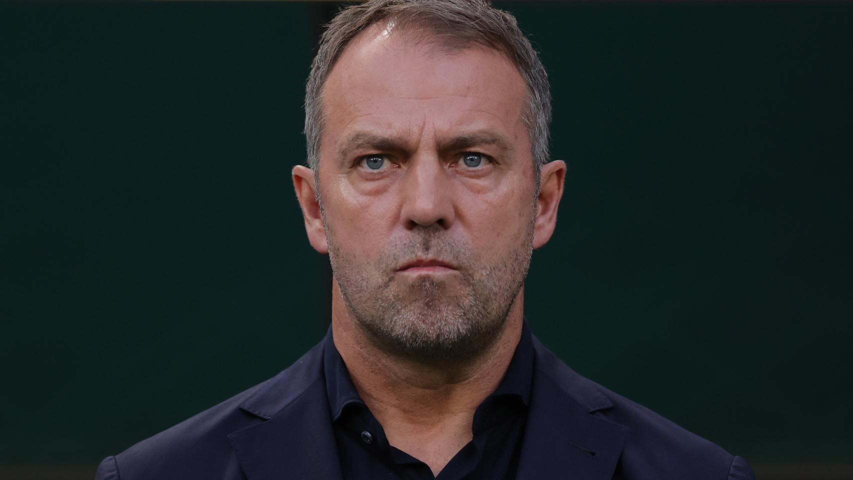 Hansi Flick, con rostro serio y concentrado antes del Alemania - Japón