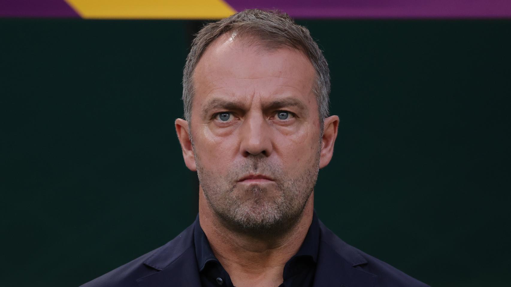 Hansi Flick, con rostro serio y concentrado antes del Alemania - Japón