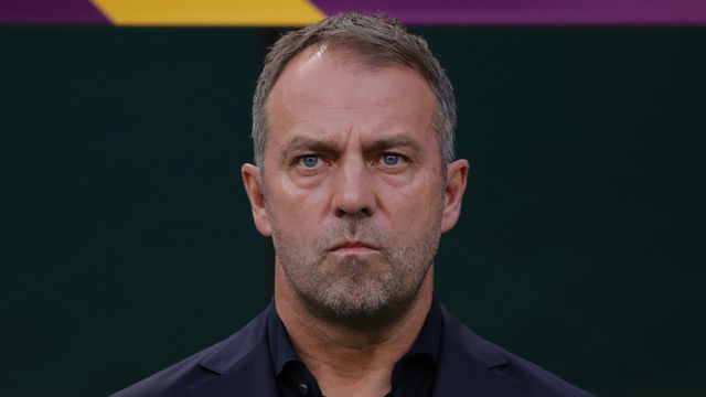 Hansi Flick, con rostro serio y concentrado antes del Alemania - Japón