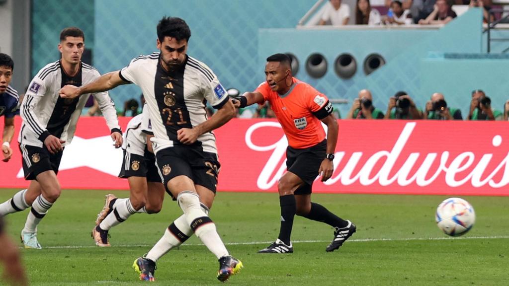 Ilkay Gundogan marca de penalti a Japón