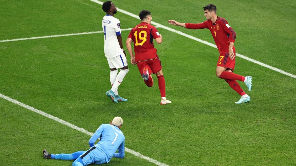 Carlos Soler celebra su gol a Costa Rica, el sexto de España