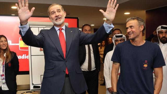 El Rey Felipe VI, junto a Luis Enrique, tras la victoria de España en el debut en el Mundial de Qatar 2022