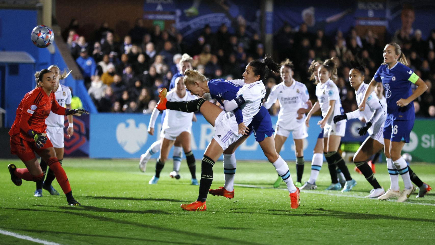 Sophie Ingle, marcando uno de los goles del Chelsea al Real Madrid Femenino