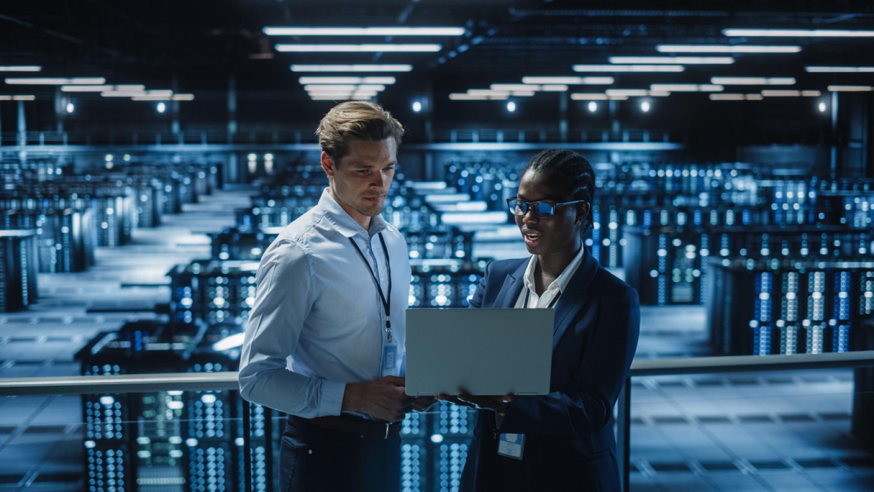 Dos trabajadores de un centro de datos.