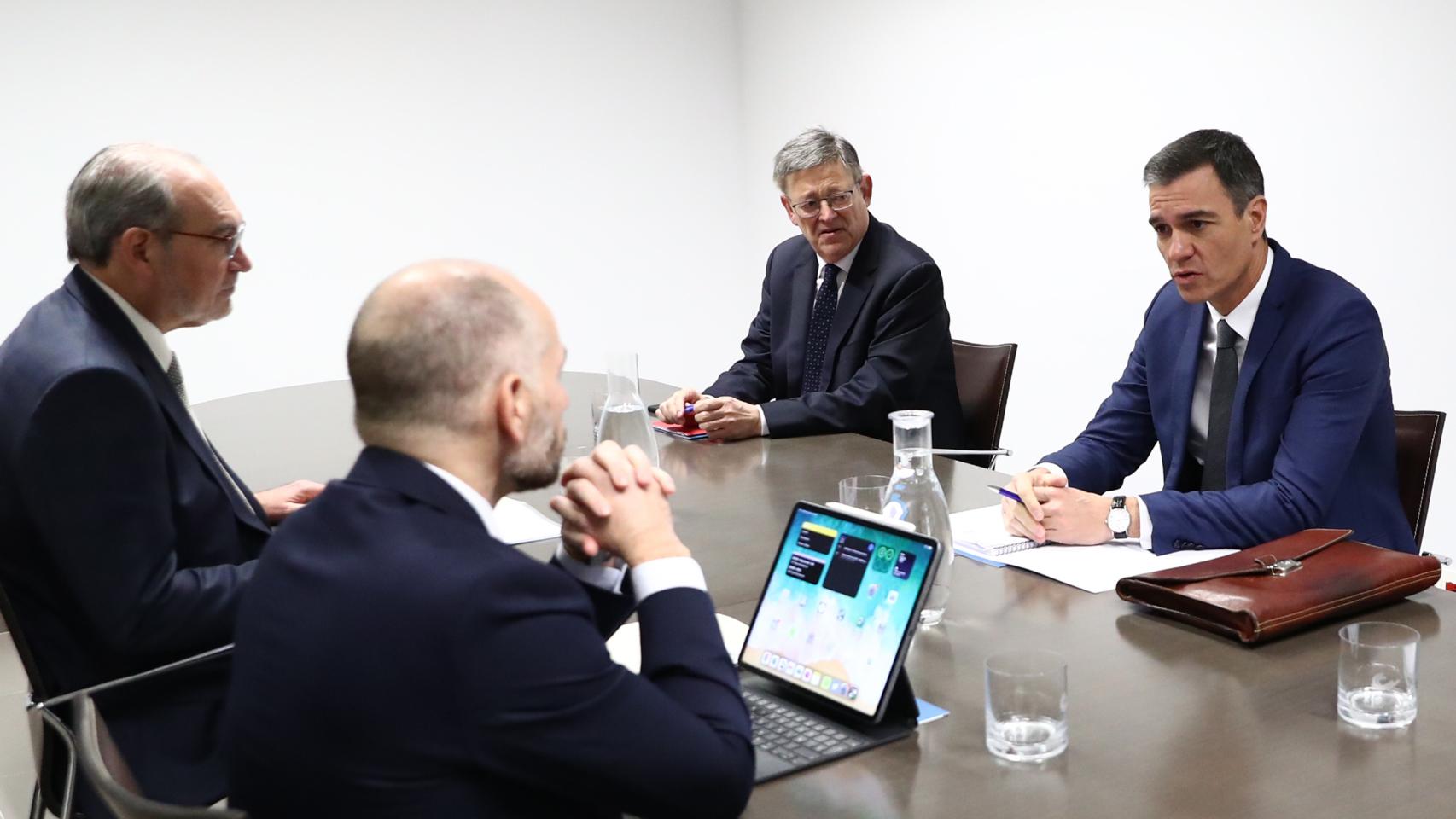 Ximo Puig y Pedro Sánchez durante el encuentro con la patronal de la cerámica.