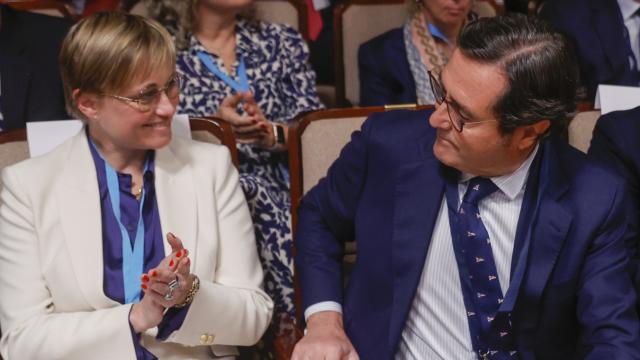 Antonio Garamendi, en el momento de confirmarse su victoria en las elecciones de la CEOE, siendo felicitado por la otra candidata, la vicepresidenta de Foment del Treball, Virgina Guinda.