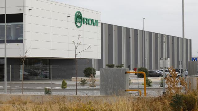 Detalle de la fachada principal durante la visita a las nuevas instalaciones de ROVI