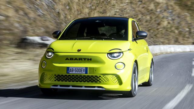 El Abarth 500e cuenta con elementos específicos para recalcar su deportividad.