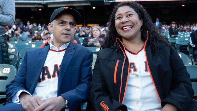 La alcaldesa de San Francisco, London Breed (d) junto al alcalde de Londres, Sadiq Khan (i), el pasado mayo.
