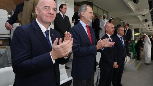 El rey Felipe VI junto al presidente de la Real Federación Española de Fútbol, Luis Rubiales, el presidente del Consejo Superior de Deportes, José Manuel Franco, y el presidente de la FIFA, Giovanni Infantino.