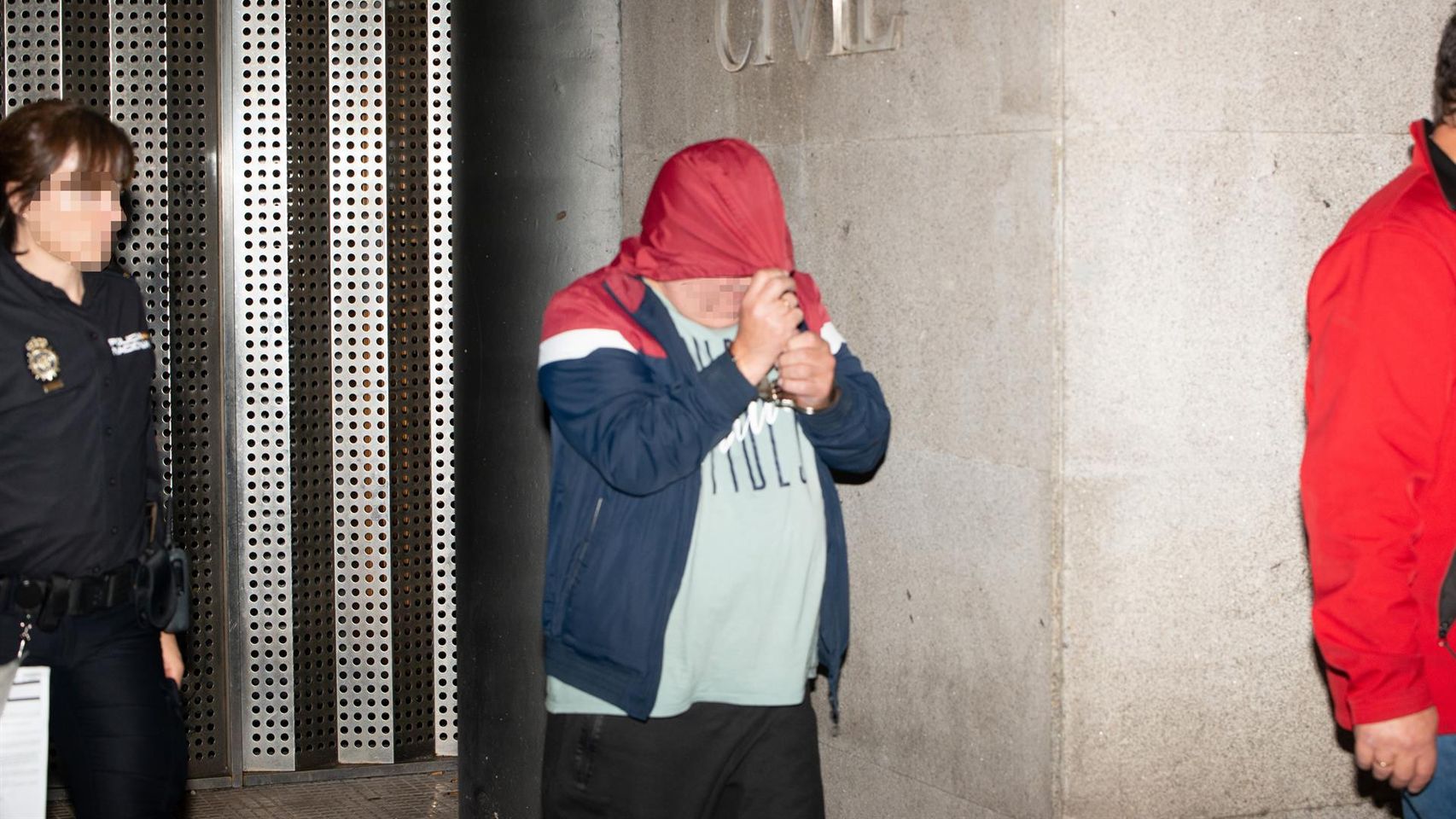 Uno de los detenidos a su llegada al Juzgado de Instrucción número 1 de Vilagarcía de Arousa (Pontevedra).