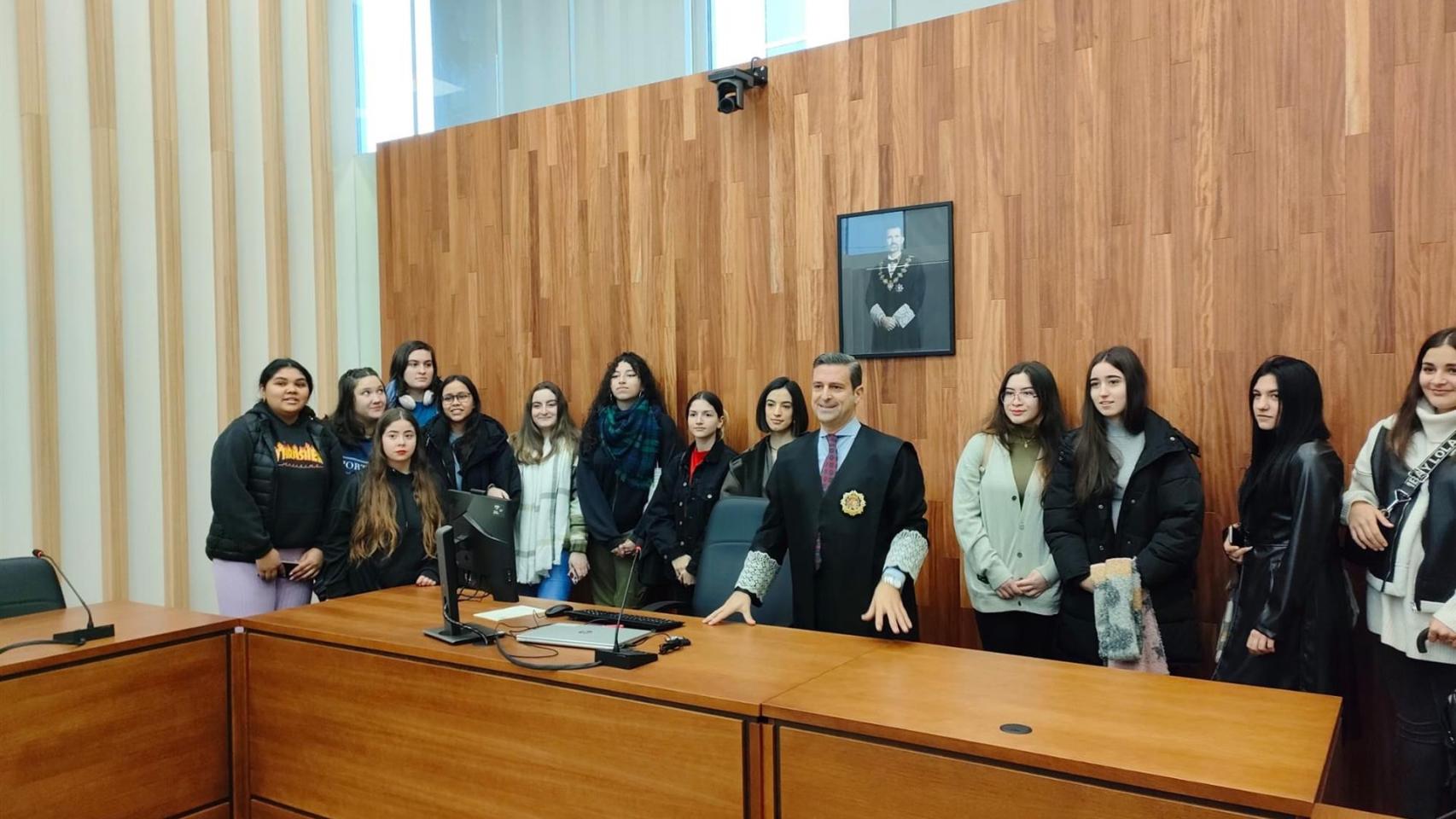 El juez decano de Vigo, Germán Serrano, recibe en la Sala de vistas número 5 de la Ciudad de la Justicia de Vigo a 17 alumnos del C.P.R. San Miguel.