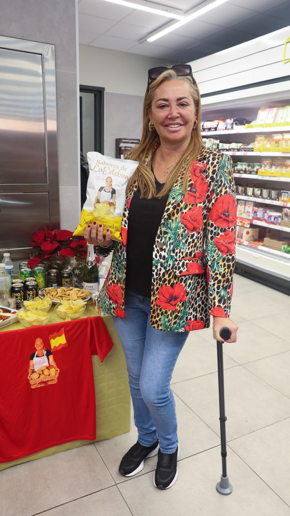 Belén Esteban posando con sus nuevas patatas fritas.