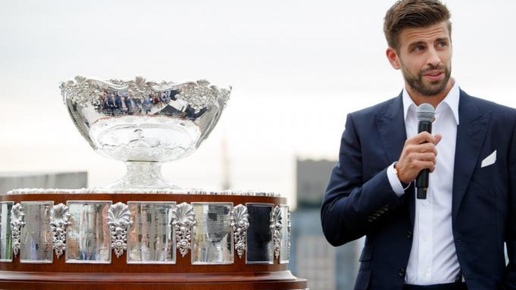 Imagen de archivo de Gerard Piqué junto al trofeo de la Davis.