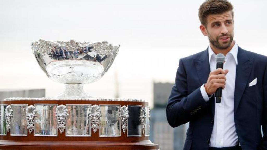 Imagen de archivo de Gerard Piqué junto al trofeo de la Davis.
