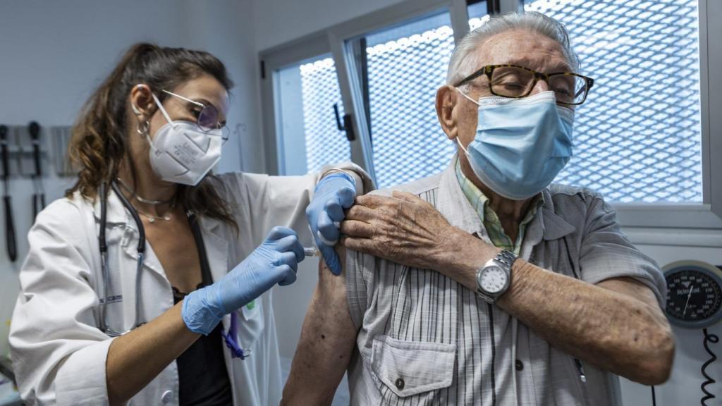 Vacunación de la gripe en una foto de archivo