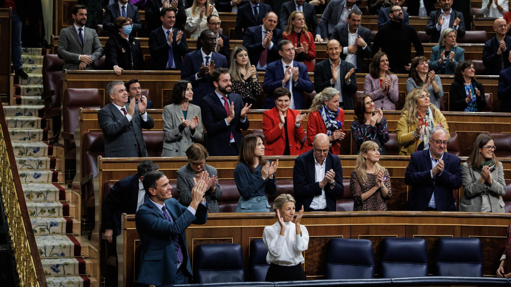 La bancada del PSOE, junto a Pedro Sánchez y Yolanda Díaz este jueves en el Congreso.