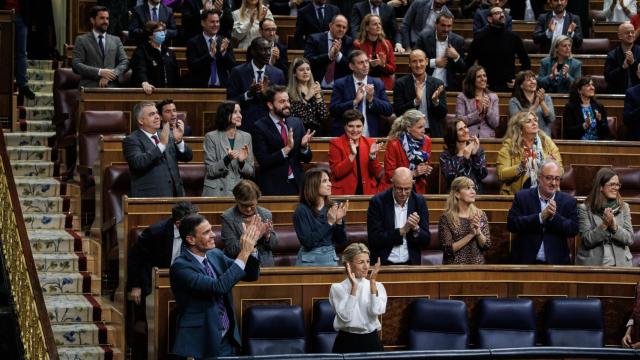 La bancada del PSOE, junto a Pedro Sánchez y Yolanda Díaz este jueves en el Congreso.