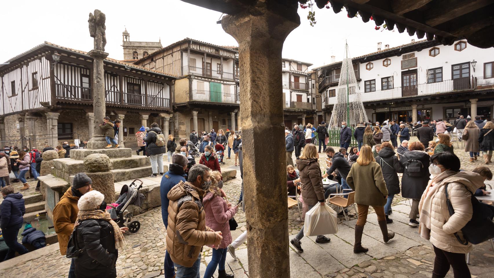 Decenas de turistas recorren las calles de La Alberca durante el pasado puente de la Constitución