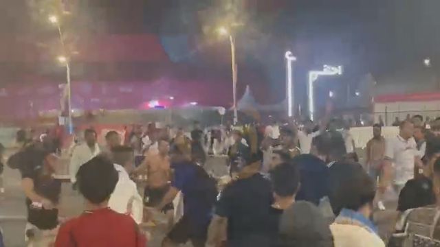 Un lance de la pelea entre aficionados de Argentina y de México.