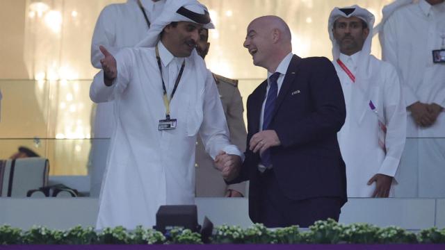 El emir de Qatar y Gianni Infantino, presidente de la FIFA, en la ceremonia de inauguración del Mundial 2022