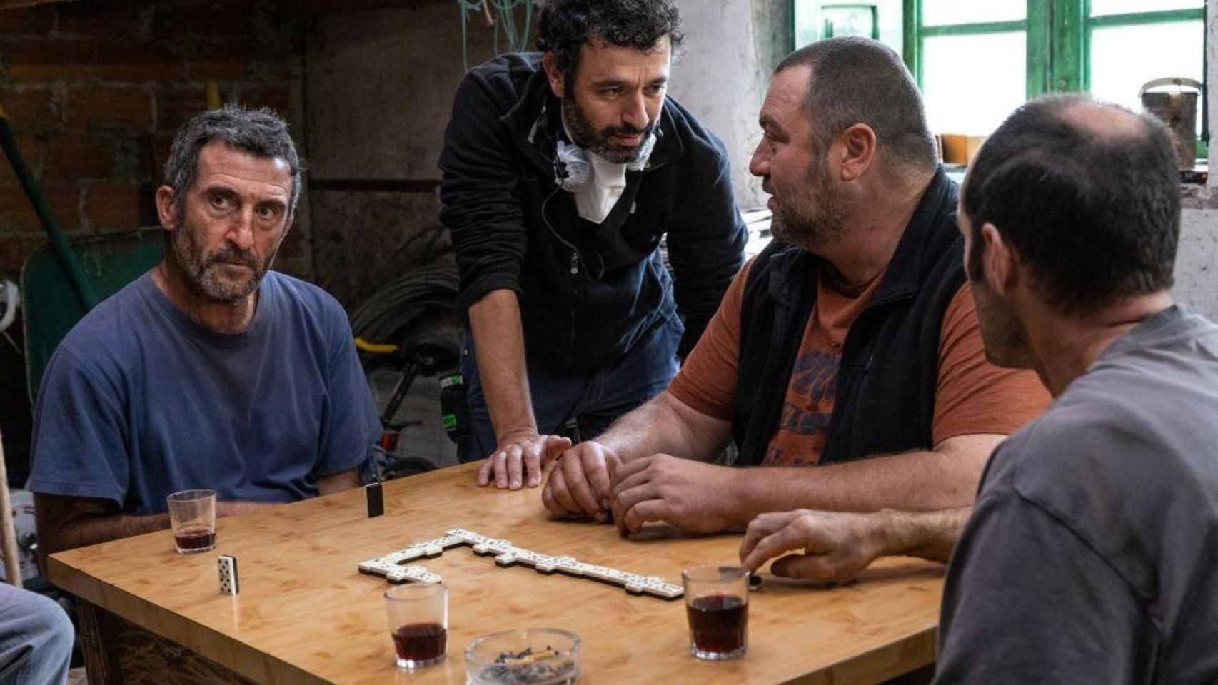 Rodrigo Sorogoyen, entre Luis Zahera y Denis Menochet, en el rodaje de 'As bestas'