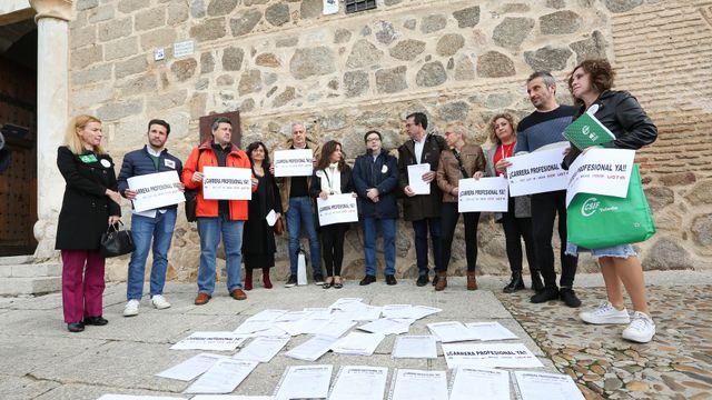 Entrega de firmas en el Palacio de Fuensalida / foto: Óscar Huertas
