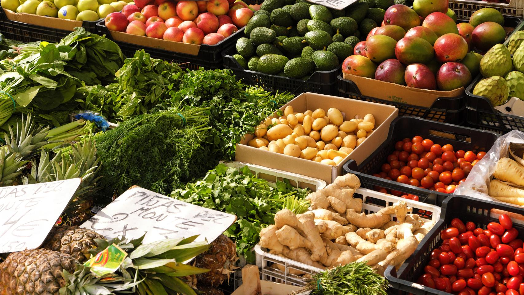 Frutas y verduras en un mercado.